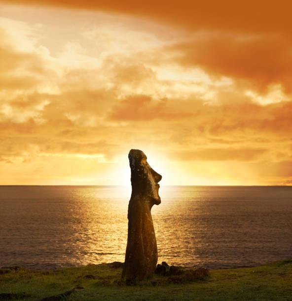 o amanhecer acima moai no chile ahu tongariki ilha de páscoa - polynesia moai statue island chile - fotografias e filmes do acervo