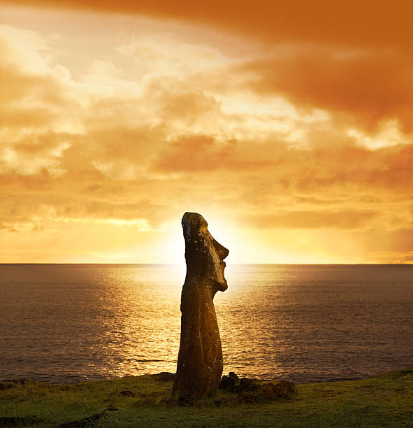 рассвет над moai на ahu tongariki остров пасхи чили - polynesia moai statue island chile стоковые фото и изображения