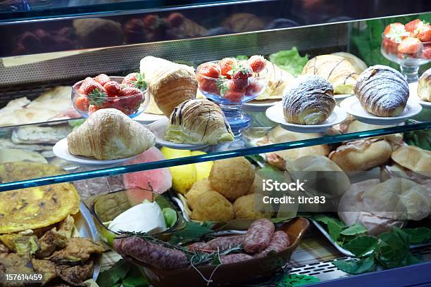 케이크 간식과 패스츄리를 제공하는 디스플레이 음식 볼카운터 고기에 대한 스톡 사진 및 기타 이미지 - 고기, 과일, 노랑