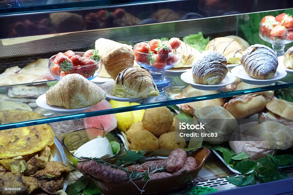 Bolos e savouries a apresentar no balcão de alimentos - Royalty-free Amarelo Foto de stock