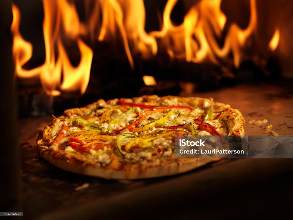 Pizzas dans un four à bois - Photo de Pizza libre de droits