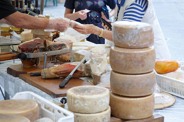 display de parma jamones y quesos de compra - parma italia fotografías e imágenes de stock