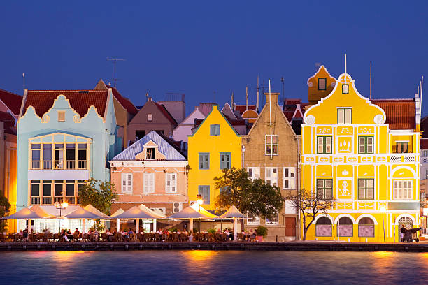 kolorowe domy w willemstad, curaçao w nocy - dutch colonial zdjęcia i obrazy z banku zdjęć