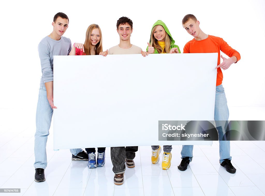 Cinque sorridente ragazzi tenendo vuota Periodico di grande formato. - Foto stock royalty-free di Adolescente
