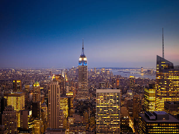 panorama sullo skyline di manhattan al crepuscolo, new york city - new york city manhattan built structure urban scene foto e immagini stock