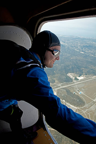 parachutist avant le saut - skydiving air aerial view vertical photos et images de collection