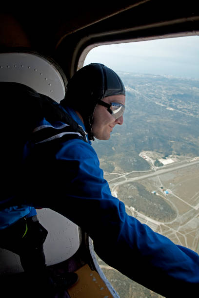 parachutist przed skok - skydiving air aerial view vertical zdjęcia i obrazy z banku zdjęć