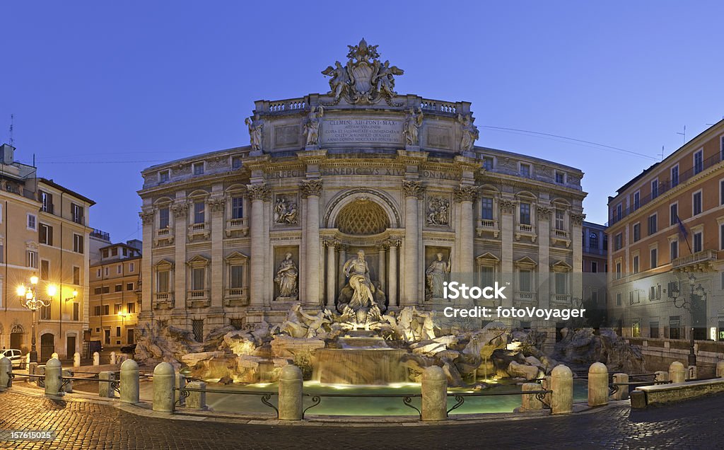 ローマトレビの泉の美しい広場の豪華なバロック様式のランドマーククイリナーレイタリア - イタリアのロイヤリティフリーストックフォト