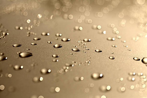 gotas de água sobre uma elegante ouro motorhood metalizada - bubble foil imagens e fotografias de stock