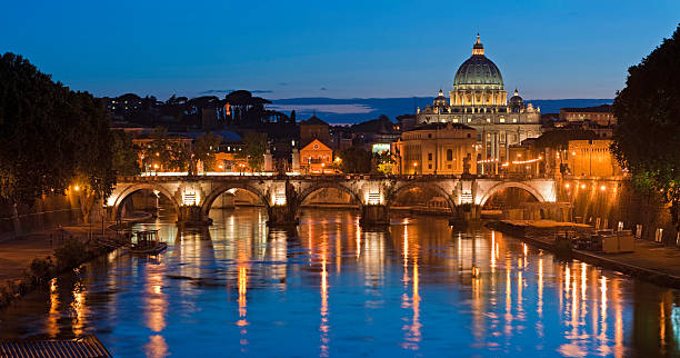 roma st peters illuminato di luci città del vaticano fiume tevere, italia - st peters basilica foto e immagini stock