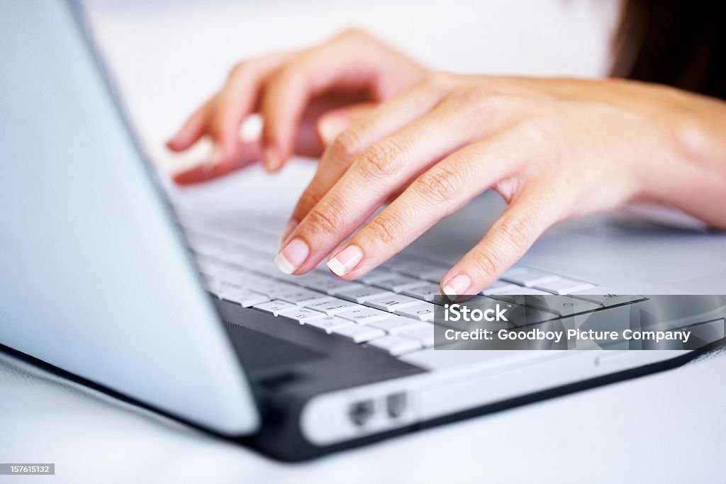 Mani femminili lavorando sul computer portatile - Foto stock royalty-free di 30-34 anni