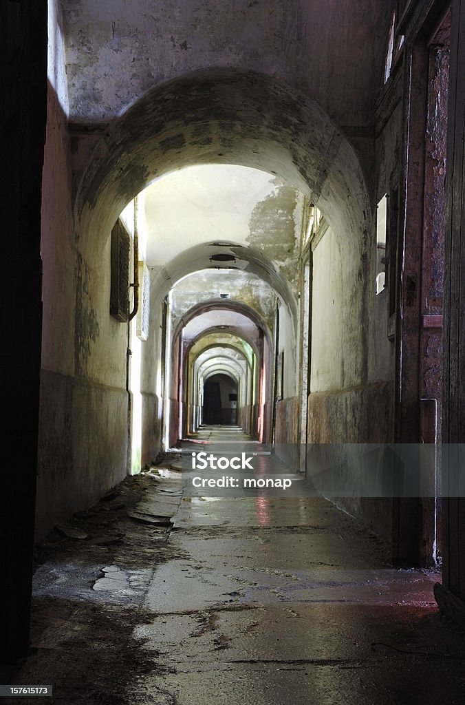 Oscuridad entrence hall en old fort - Foto de stock de Refugio contra bombas libre de derechos
