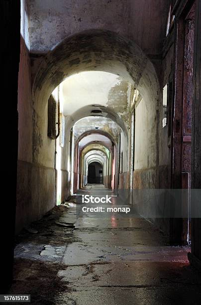 Foto de Dark Entrence Hall Na Old Fort e mais fotos de stock de Abrigo - Abrigo, Concreto, Interior