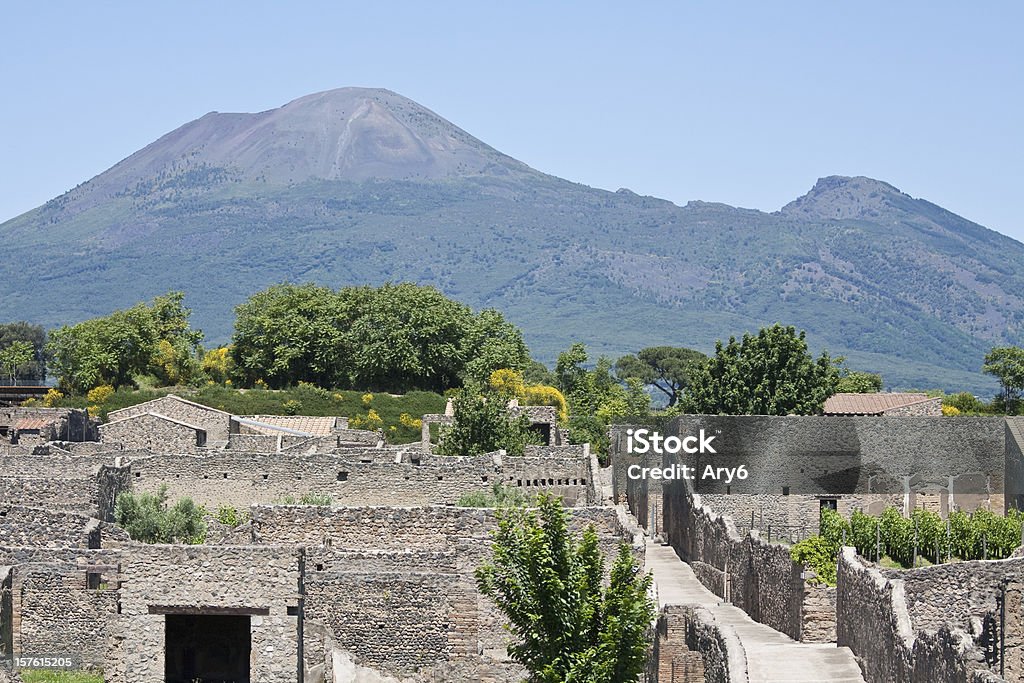 Pompei con Vesuvio - Foto stock royalty-free di Pompei
