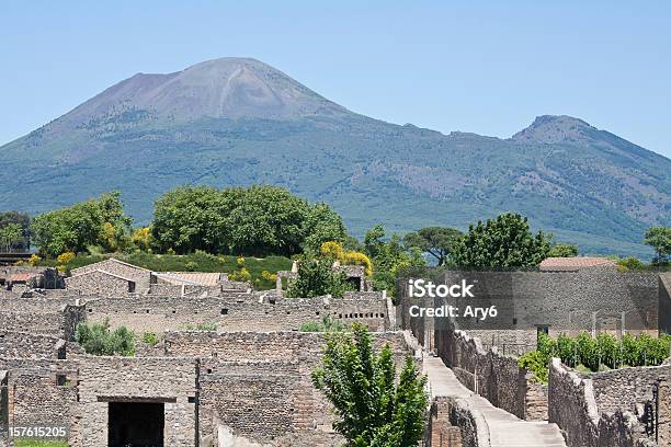 Pompei Con Vesuvio - Fotografie stock e altre immagini di Pompei - Pompei, Rovina, Ambientazione esterna