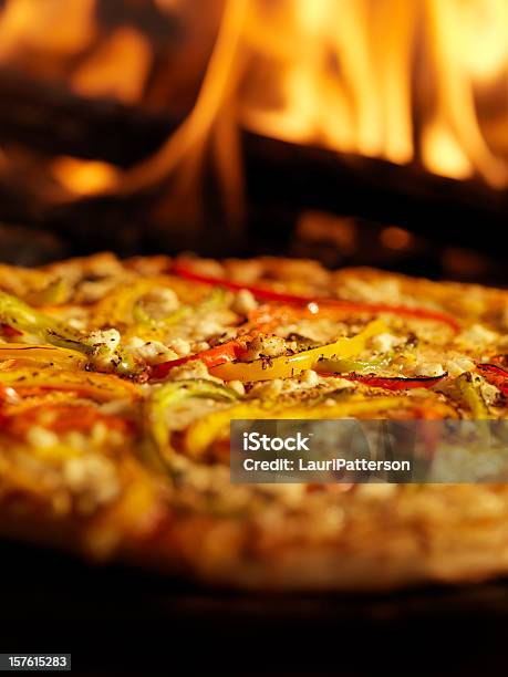 Foto de Pizza Em Forno A Lenha e mais fotos de stock de Alimentação Não-saudável - Alimentação Não-saudável, Assado no Forno, Assar