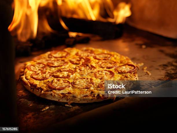 Pizza Alla Salsiccia Piccante In Un Forno A Legna - Fotografie stock e altre immagini di Pizza - Pizza, Forno da pane, Fuoco