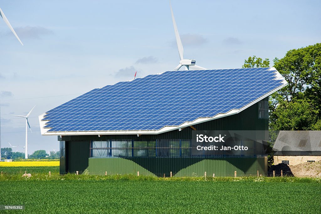 Solarzellen auf Scheune - Lizenzfrei Sonnenkollektor Stock-Foto