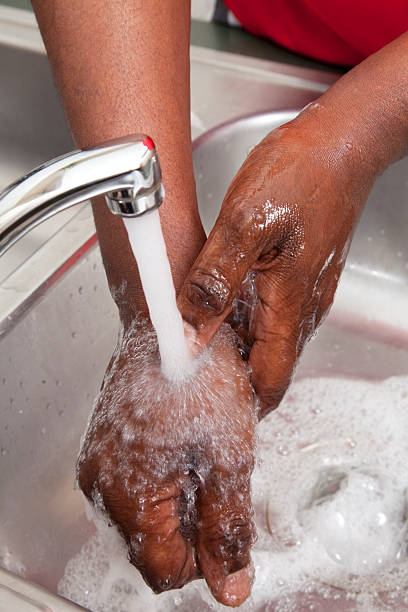 Człowiek mycia rąk w zlewie – zdjęcie