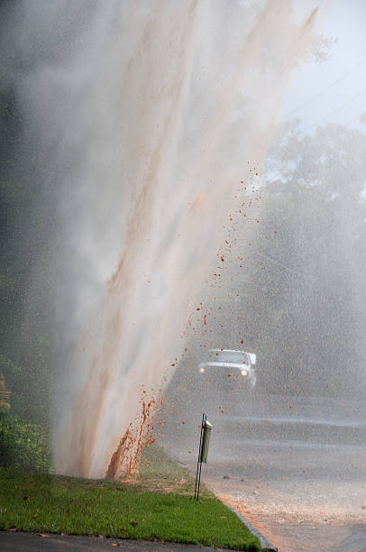 canalizações emergência: principal quebra de cano de água - burst pipe imagens e fotografias de stock