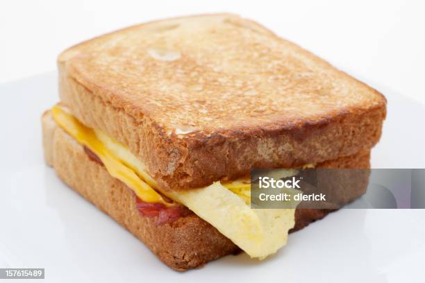 Tocino Huevo Sándwich De Queso Sobre Tostadas Foto de stock y más banco de imágenes de Alimento - Alimento, Bocadillo, Color - Tipo de imagen