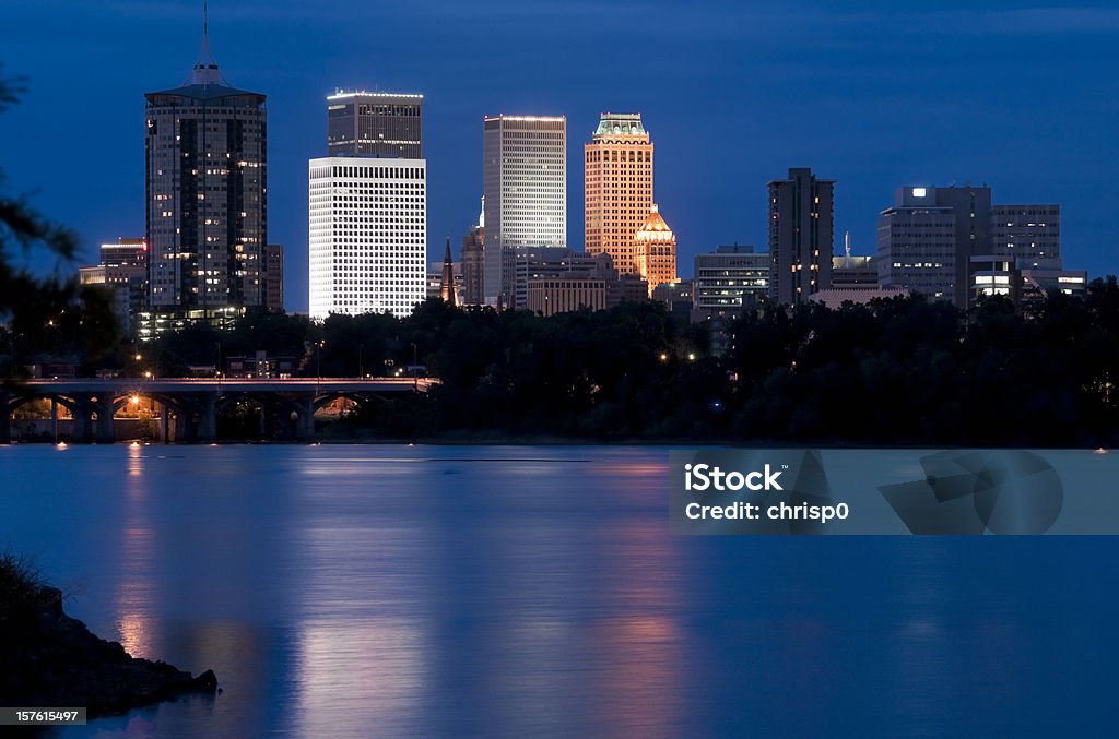 Edificios de Tulsa en crepúsculo - Foto de stock de Tulsa libre de derechos