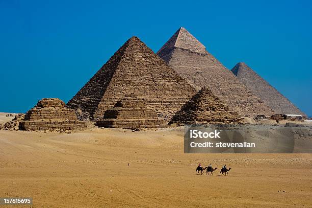 Photo libre de droit de Pyramides De Gizeh banque d'images et plus d'images libres de droit de Pyramides de Gizeh - Pyramides de Gizeh, Égypte, Pyramide - Structure bâtie