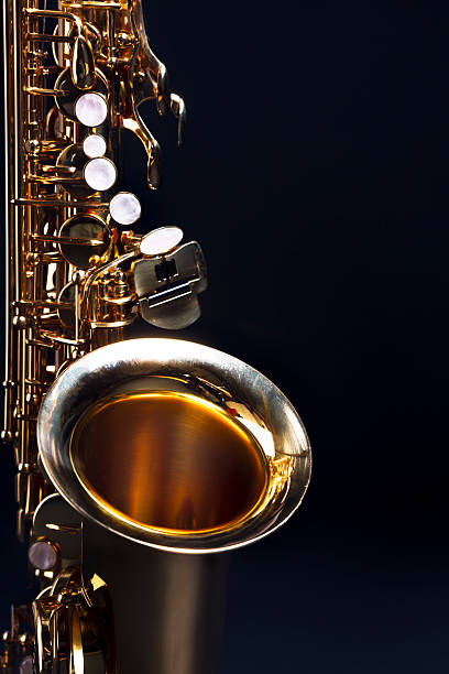 moody blues: saxofón con azul oscuro espacio de copia - light jazz fotografías e imágenes de stock