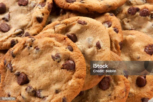 Photo libre de droit de Gros Cookies Aux Pépites De Chocolat banque d'images et plus d'images libres de droit de Biscuit - Biscuit, Cookie aux pépites de chocolat, Chocolat