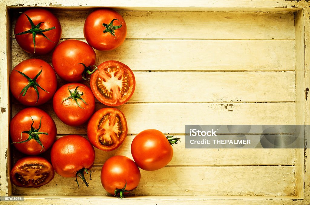 Tomates maduros em uma gaiola vintage - Foto de stock de Agricultura royalty-free