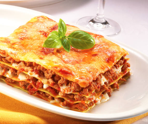 lasanha - italian cuisine minced meat tomato herb imagens e fotografias de stock