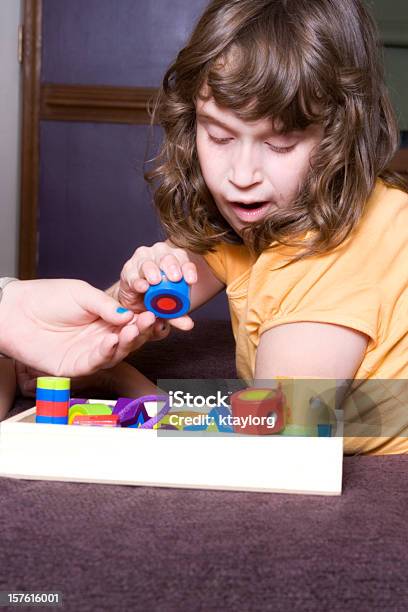 Chica Autista De Trabajo Con Bloques De Tratamiento Durante El Período De Sesiones Foto de stock y más banco de imágenes de 10-11 años