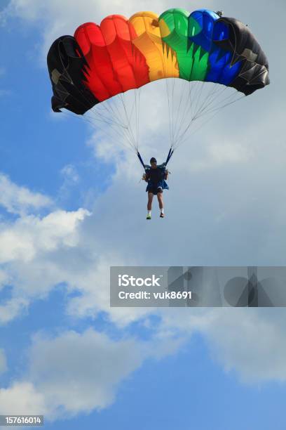 Parachutist In Der Stockfoto und mehr Bilder von Aktivitäten und Sport - Aktivitäten und Sport, Aufnahme von unten, Aufregung