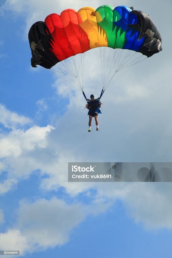 Parachutist in aria - Foto stock royalty-free di A mezz'aria