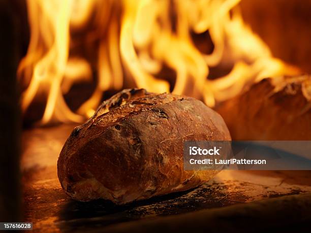 Arando Pão De Fermento Em Um Forno De Incineração De Madeira - Fotografias de stock e mais imagens de Pão