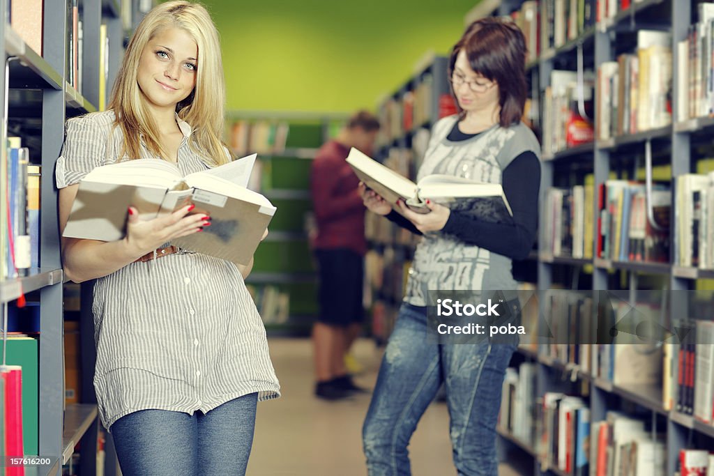 Studenten suchen Arbeitszimmer Materialien in der Bibliothek. - Lizenzfrei Attraktive Frau Stock-Foto