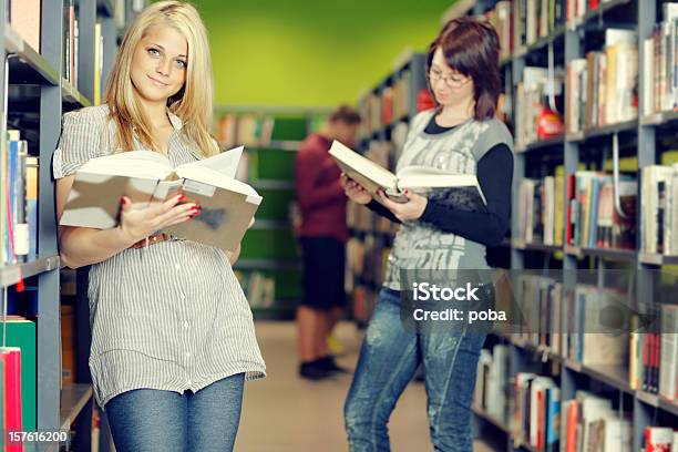 Studenten Suchen Arbeitszimmer Materialien In Der Bibliothek Stockfoto und mehr Bilder von Attraktive Frau