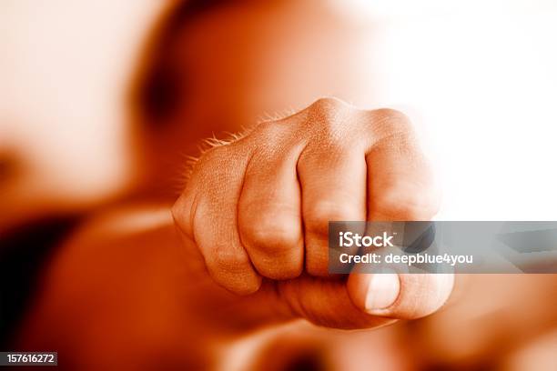 Foto de Violência Do Homem Em Punho Trata De Atender e mais fotos de stock de Mão em punho - Mão em punho, Dar murros, Violência