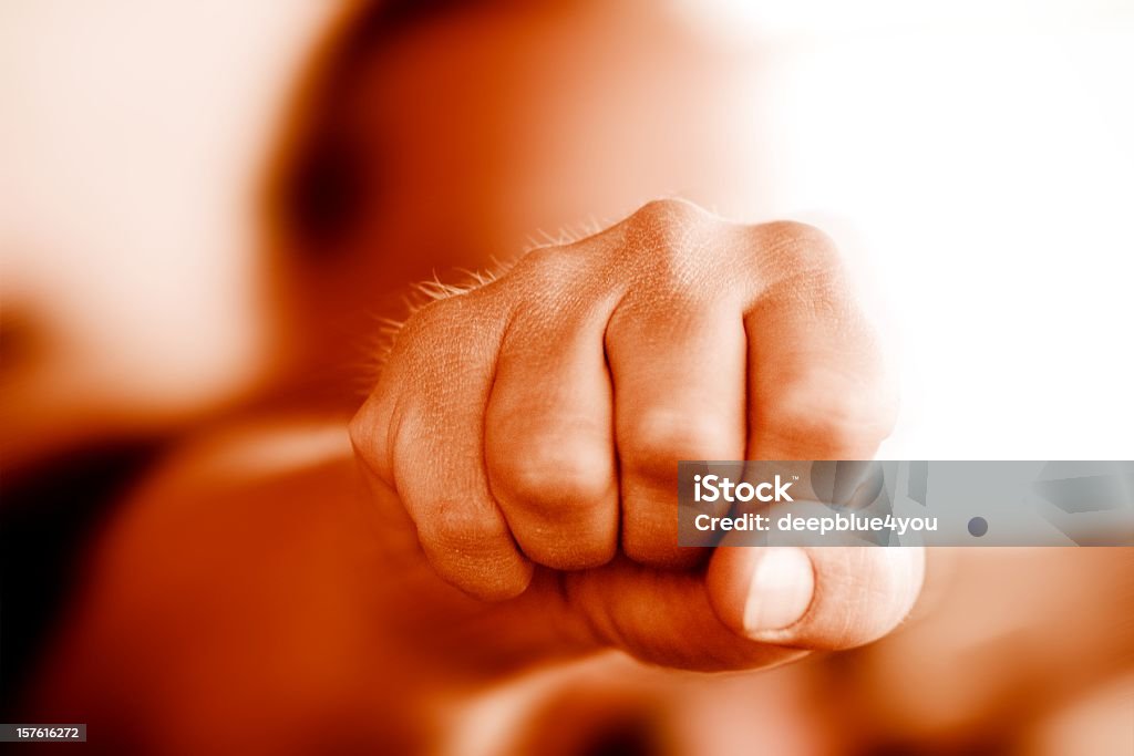 Насилие-man's fist касается удовлетворения - Стоковые фото Кулак роялти-фри