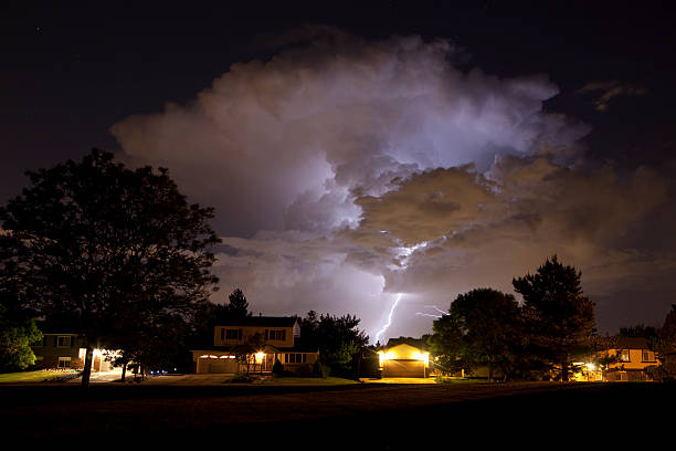 thunderhead e fulmini su denver case - lightning house storm rain foto e immagini stock