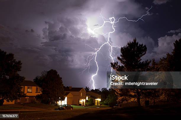 Lightning Bolt Y Thunderhead Temporales De Los Alrededores De Hogares De Denver Foto de stock y más banco de imágenes de Relámpagos