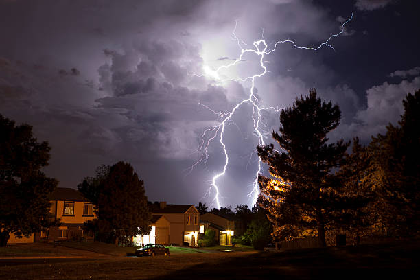 lightning bolt e thunderhead tempeste di denver quartiere case - lightning storm thunderstorm weather foto e immagini stock