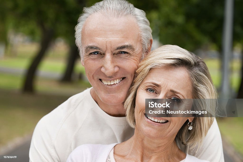 Uśmiechnięte Starsza Para w parku - Zbiór zdjęć royalty-free (Aktywni seniorzy)