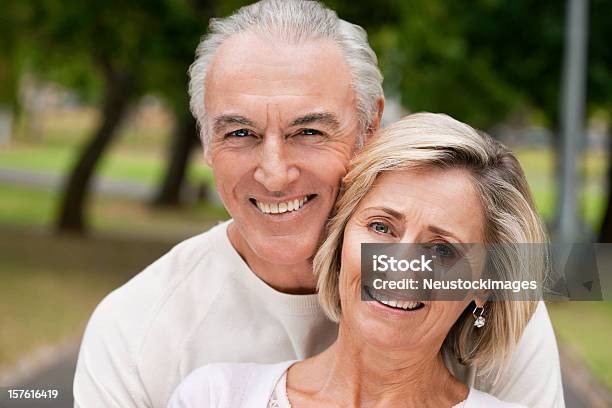 Uśmiechnięte Starsza Para W Parku - zdjęcia stockowe i więcej obrazów Aktywni seniorzy - Aktywni seniorzy, Codzienne ubranie, Dorosły