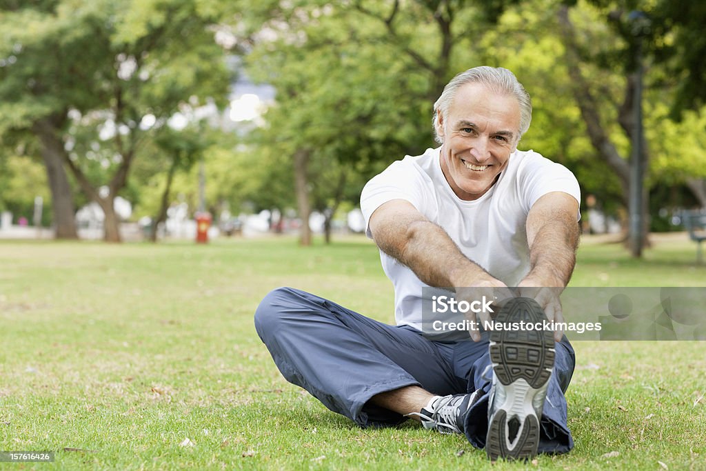 Homem sênior, estendendo-se no parque - Foto de stock de Adulto royalty-free