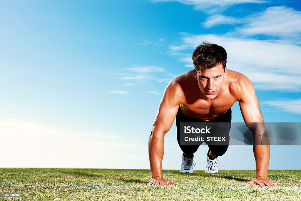 Tronco Nu meados Adulto homem fazendo push ups em Campo - Royalty-free 30-34 Anos Foto de stock