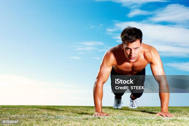 Tronco Nu Meados Adulto Homem Fazendo Push Ups Em Campo - Fotografias de stock e mais imagens de 30-34 Anos