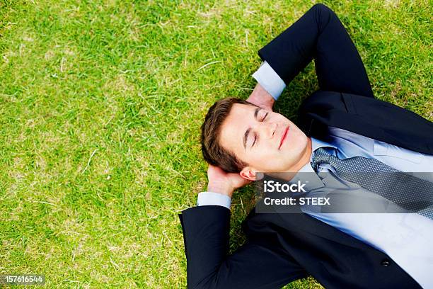 느긋함 장년 사업가 슬리핑 객실에서는 On 잔디 남자에 대한 스톡 사진 및 기타 이미지 - 남자, 수트, 누워있기