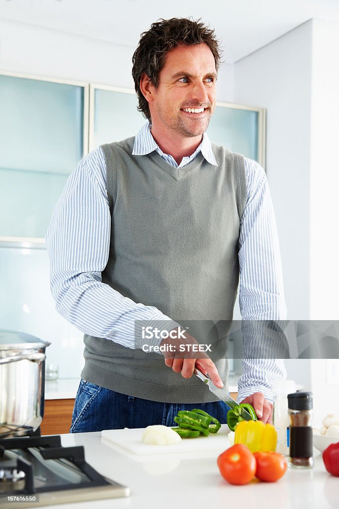 Meados de idade homem olhando para longe enquanto cozinhar na cozinha - Royalty-free 30-34 Anos Foto de stock