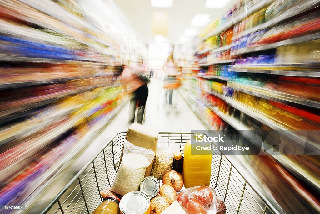 Compras em uma pressa: Prateleiras de Borrão corridas passado o carrinho de compras - Royalty-free Supermercado Foto de stock